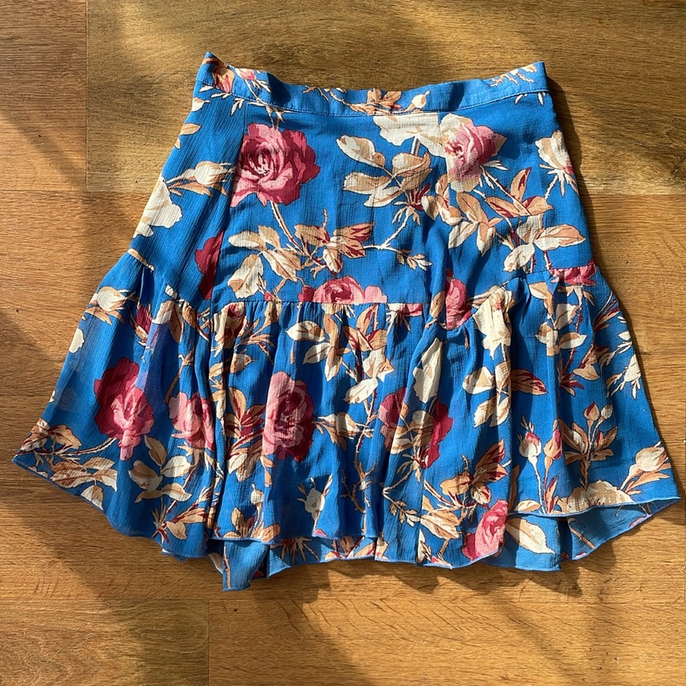 NWT $59 Urban Outfitters XS VERA Flippy Mini Skirt Flounce Roses Teal Cream